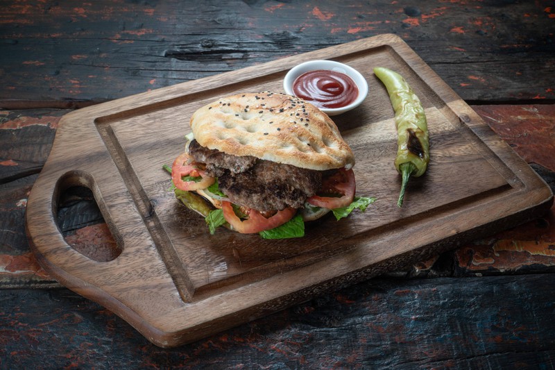 Ein saftiger und frisch gegrillter Burger, der Vegetarier zum Fleischessen verlocken könnte