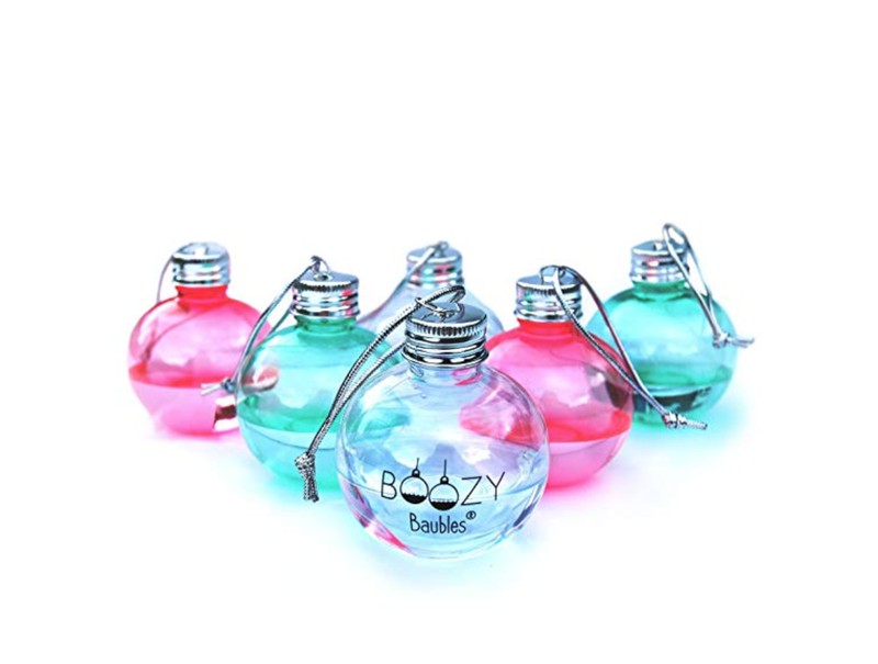 Gin-befüllte Weihnachtskugeln sind das perfekte Geschenk für den Mann.