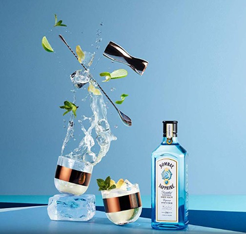 Der Bombay Sapphire Gin ist ein guter Gin für das Befüllen der Weihnachtskugeln für das perfekte Weihnachtsgeschenk des Mannes.