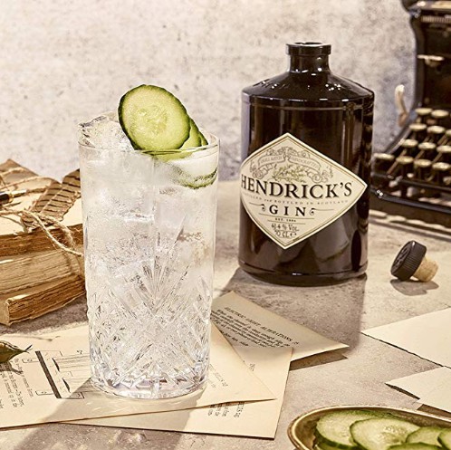 Ein Gin für das Befüllen der Weihnachtskugeln als perfektes Weihnachtsgeschenk für den Mann ist der Hendricks Gin.