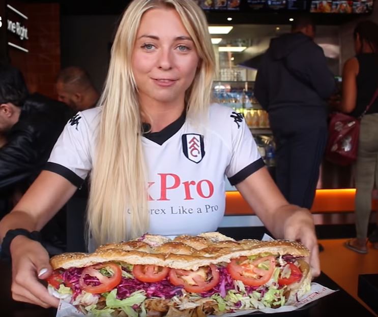 Hier sieht man Kate Oven, die sich einen 3-Kilo-Döner bestellt hat und kruz davor isst ihn auch zu essen