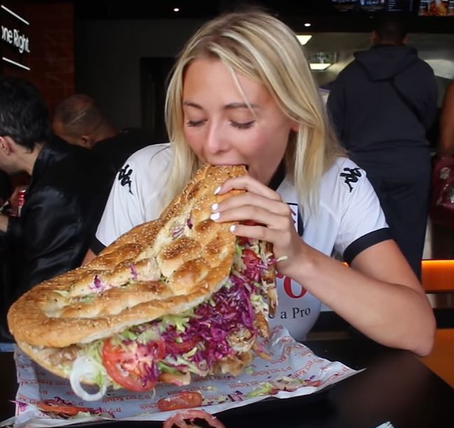 Eine Youtuberin beginnt damit, einen 3-Kilo-Döner zu verspeisen