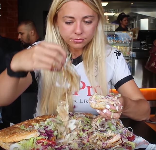 Der Döner ist sehr groß und wiegt 3 Kilo, aber Kate Oven isst weiter und weiter