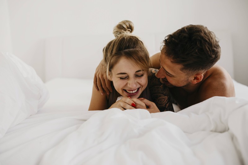 Mann und Frau liegen im Bett, ihre Fruchtbarkeit ist für das Zeugen eines Kindes entscheidend