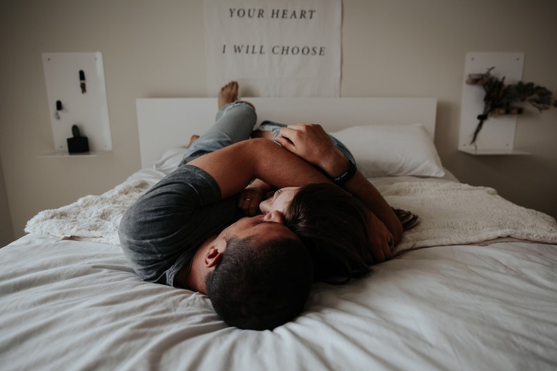 Ein Paar liegt im Bett – damit es ein Kind zeugen kann, braucht es unter anderem leistungsfähige Spermien