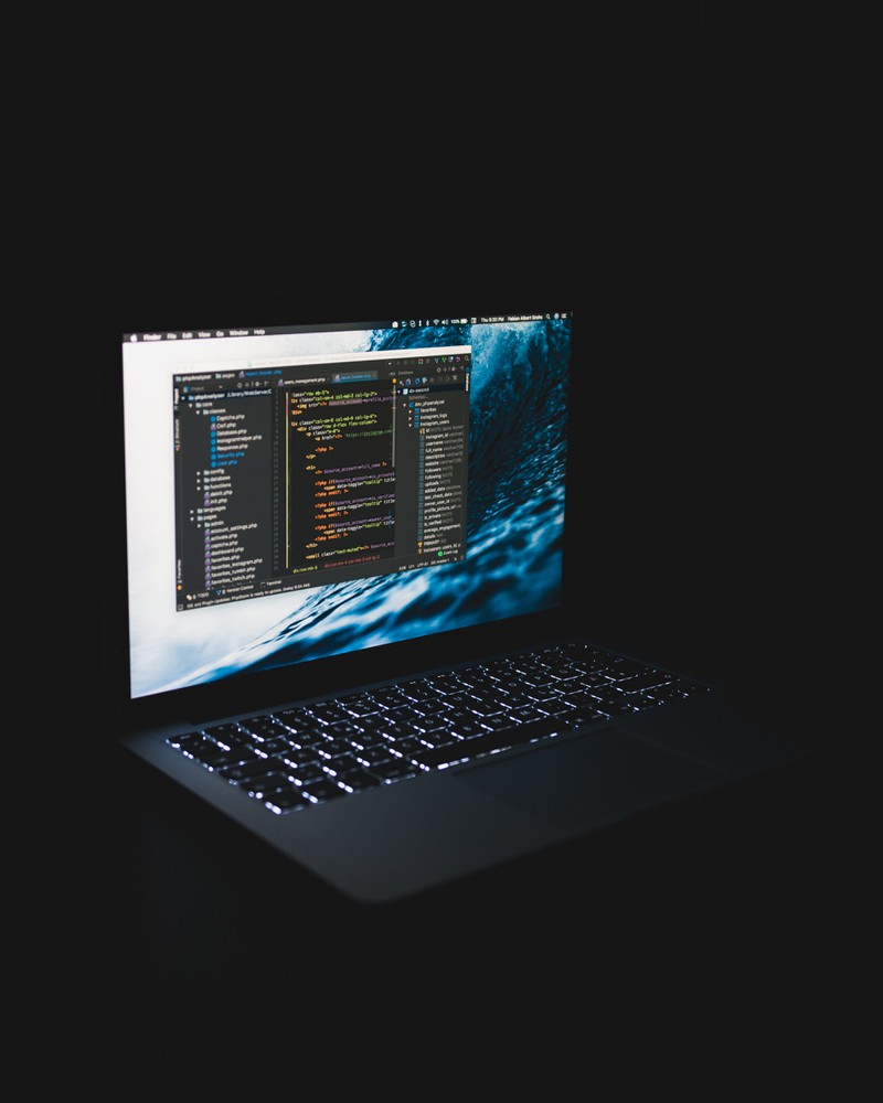 Man sieht einen Laptop auf dem die Software PsiXBot installiert sein könnte, die Menschen ausspioniert