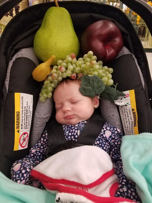 Ein kindgebliebener Mann hat sein Baby dekoriert