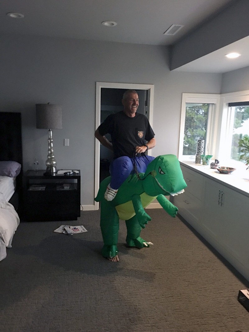 Ein junggebliebener Mann zieht auch gerne mal ein Dino Kostüm an.