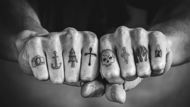 Auf Männerkörpern sehen nicht nur große Tattoos attraktiv aus, sondern auch kleine.