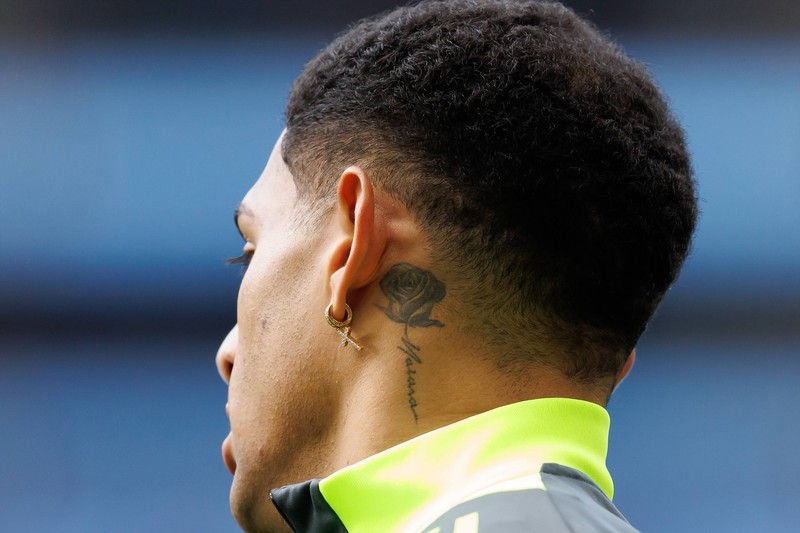 Fußball Diego Carlos hat eine kleine Rose hinter dem Ohr tätowiert.