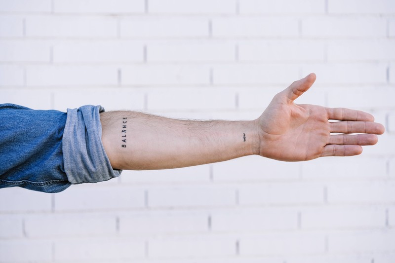 Mit dem Schriftzug als Tattoo-Motiv kann man vor allem sehr Persönliches auf den Körper tätowieren