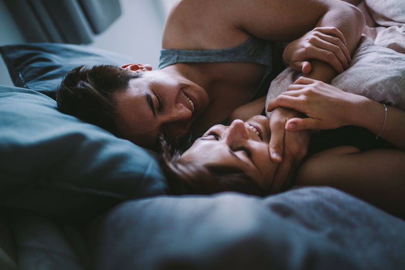Ein Paar liegt im Bett um zu testen, ob der Mann ohne Fleisch länger kann