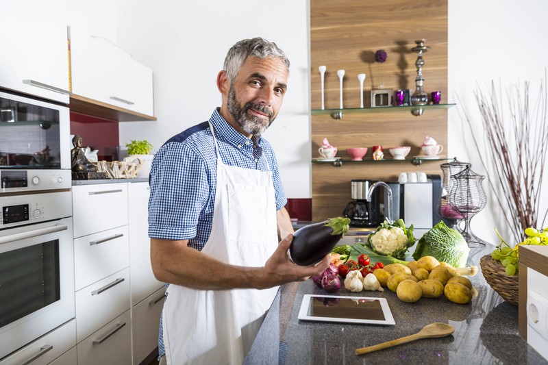 Ein Mann bereitet Gemüse zu: Hilft ihm fleischfreie Ernährung, länger im Bett durchzuhalten?