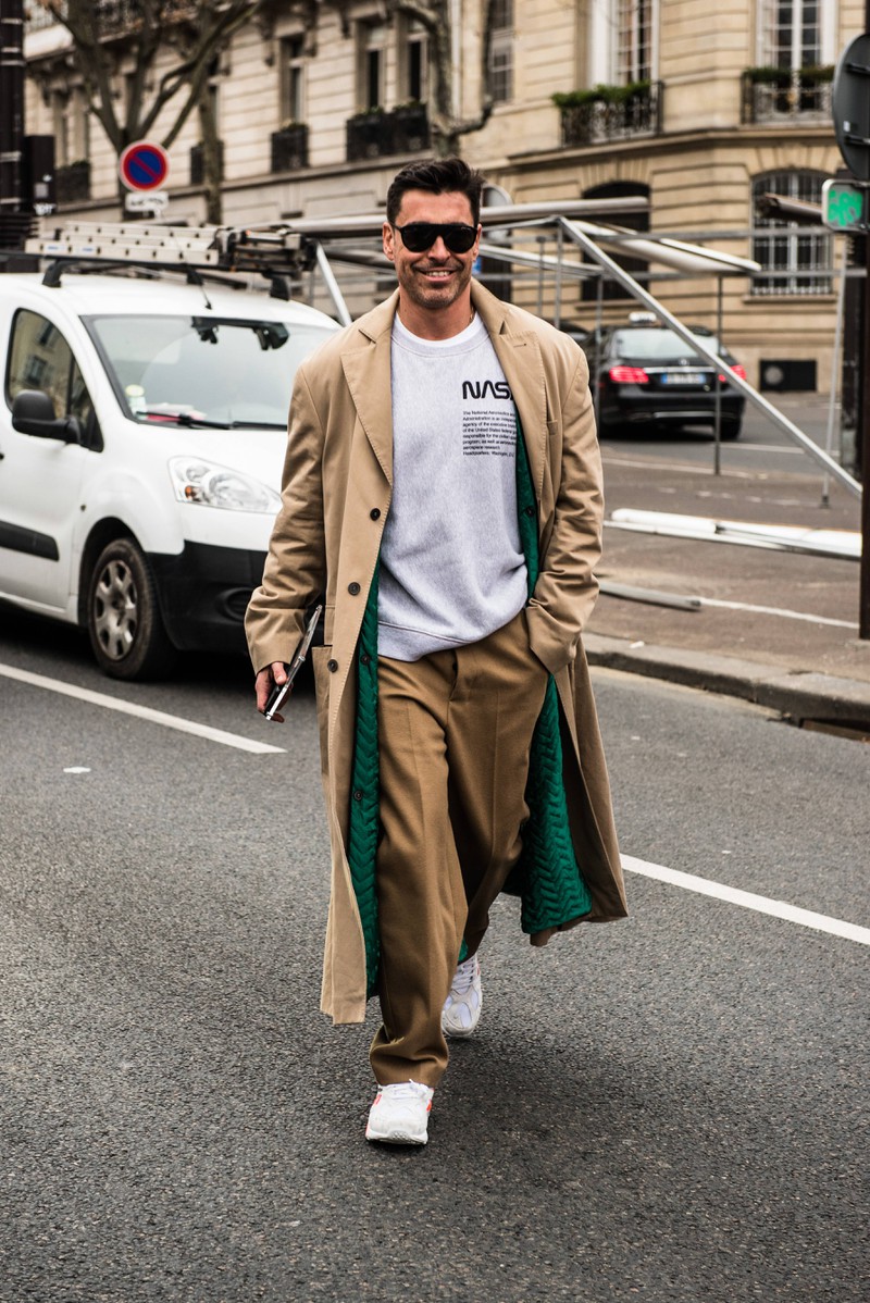 Alex Badia rockt ein camel-lastiges Outfit auf der diesjährigen Men's Fashion Week in Paris.