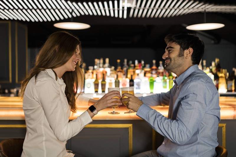 In einer Bar kannst du auch Frauen mit deinen Anmachsprüchen bezaubern