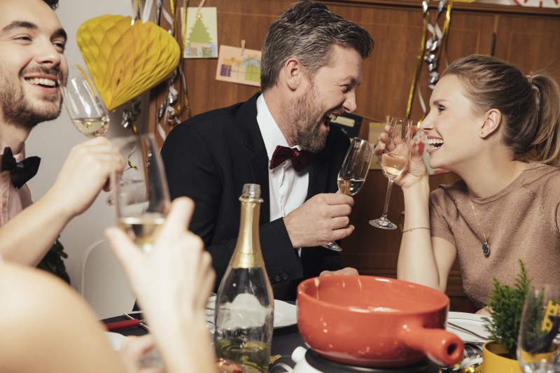 Auf einer Party ist die perfekte Flirt Location für Anmachsprüche