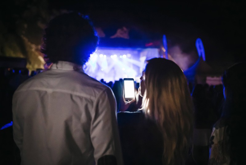 Auf einem Festival wollen Frauen auf jeden Fall angeflirtet werden, also leg los mit deinen Anmachsprüchen