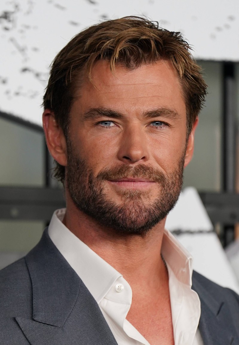 Chris Hemsworths lässige Frisur versteckt seine Geheimratsecken.
