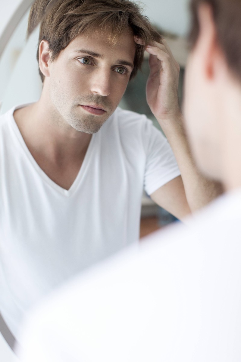 Viele Männer schämen sich für ihren Haarausfall. Das ist jedoch gar nicht nötig, denn ist gibt viele Frisuren, die die kahlen stellen kaschieren.