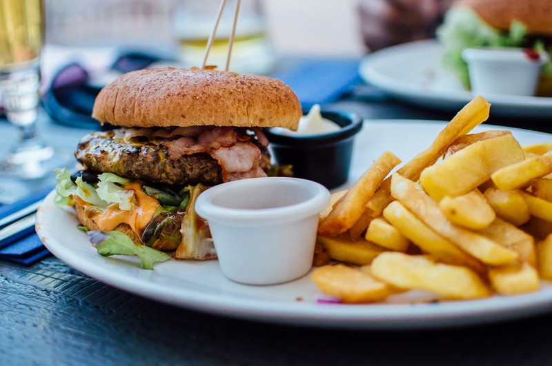 Das Reinstopfen von ungesundem Essen kann Frauen nerven