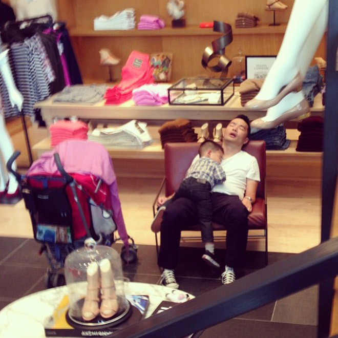 Mann und sein Sohn schlafen, während die Mutter im Einkaufszentrum wild shoppt.