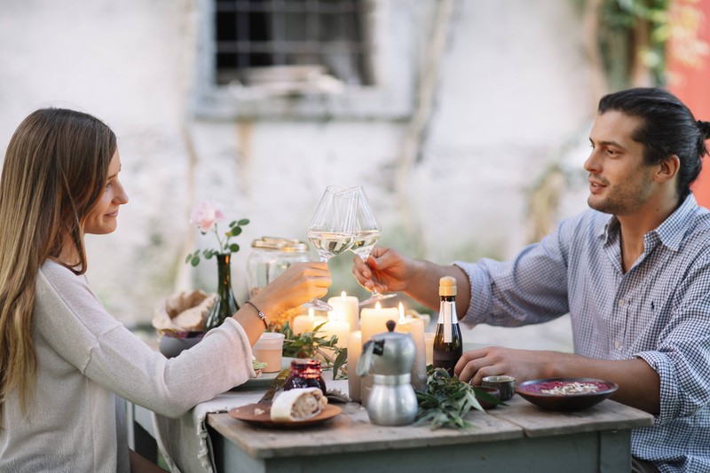 Der Mann isst mit seiner Freundin am Valentinstag ein Dinner
