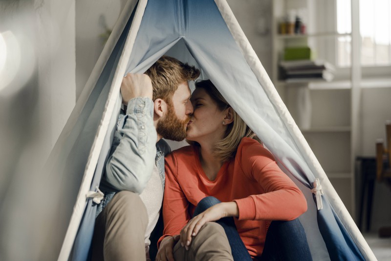 Zelten im Wohnzimmer kann man gut am Valentinstag machen