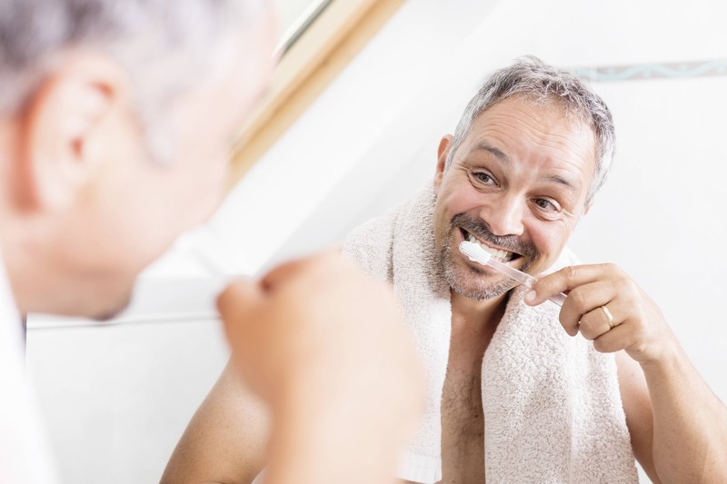 Zahnseide sollten Männer auch benutzen, ungepflegte Zähne lassen einen auch älter wirken