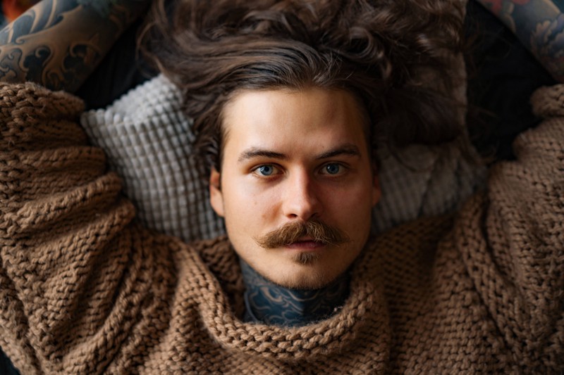 Ein viel zu langer Schnurrbart kann dazu führen, dass einem die Haare im Mund hängen