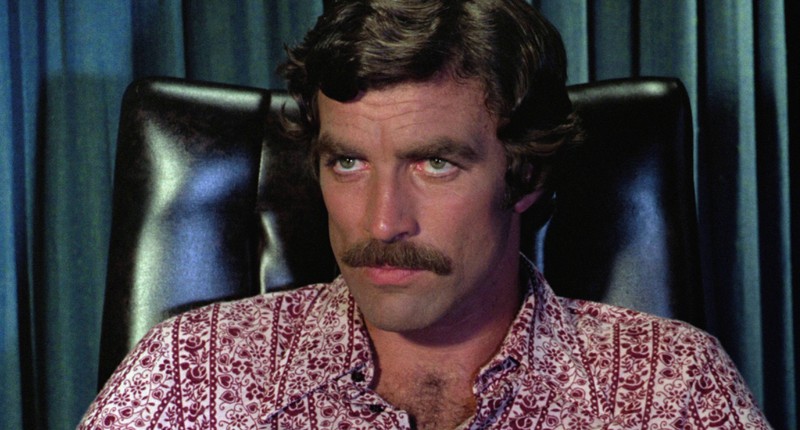 Bei Tom Selleck kann man sehen, dass beim Schnurrbart viele den Fehler machen und ihn nicht diagonal schneiden.