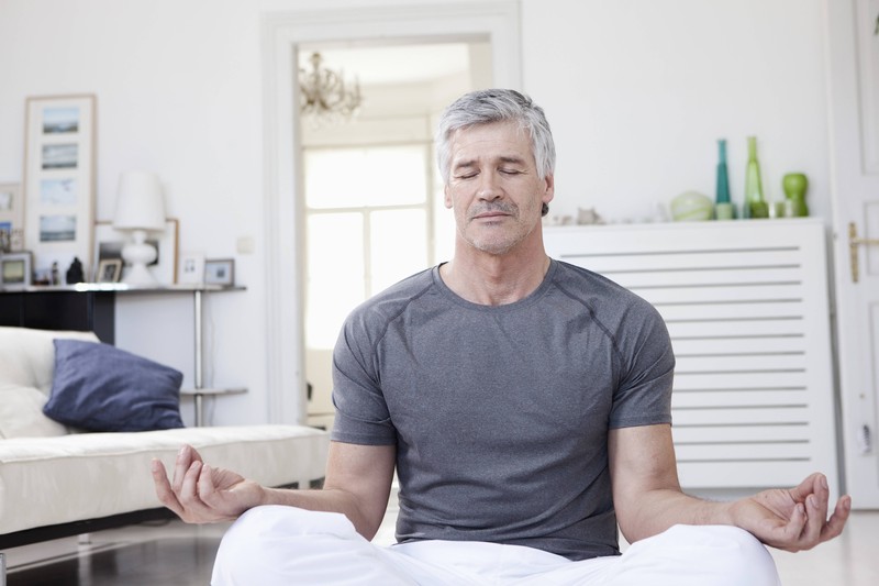 Gegen Stress können Yoga und Meditation helfen, was auch gut zum Abnehmen ist.
