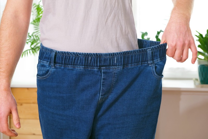Um effektiv am Bauch abzunehmen, gibt es einige Dinge zu beachten.