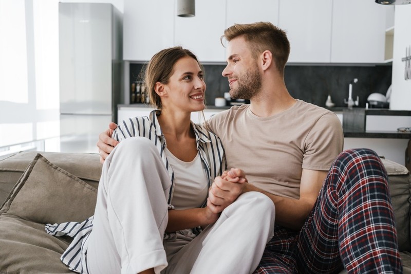 Es gibt einige Anzeichen, die einem Aufschluss darüber geben können, ob Frauen Interesse an einem Mann haben.