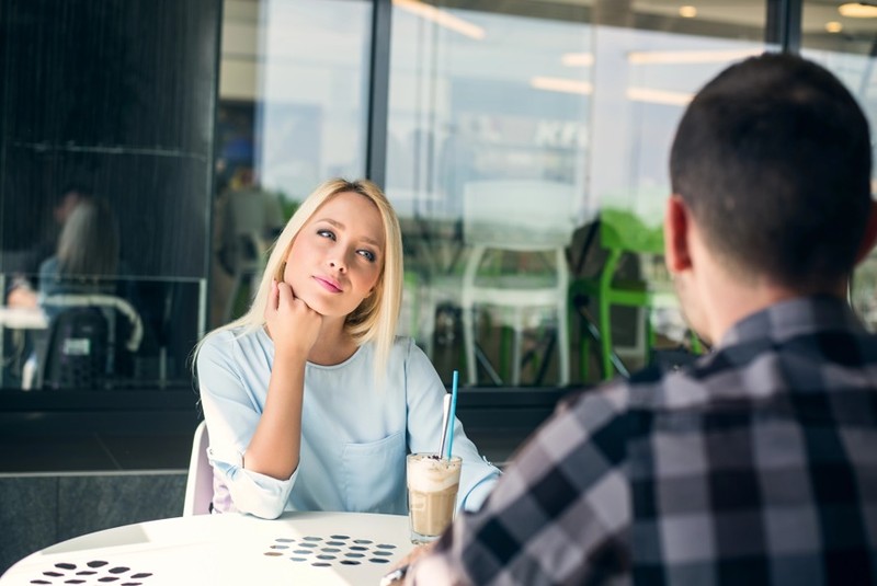 Man erkennt eine Frau, die Interesse hat, weil sie sich neugierig zeigt