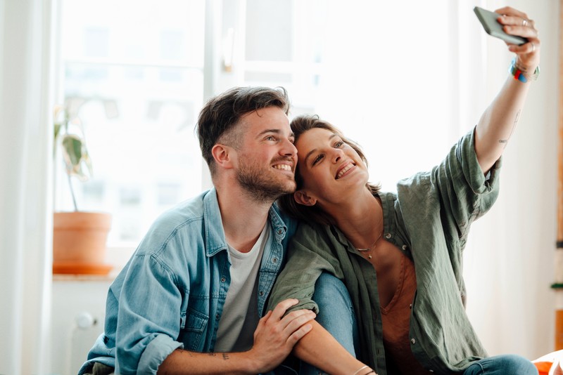 Wenn eine Frau gerne mit einem Mann alleine ist, kann es sein, dass sie Interesse an ihm hat.
