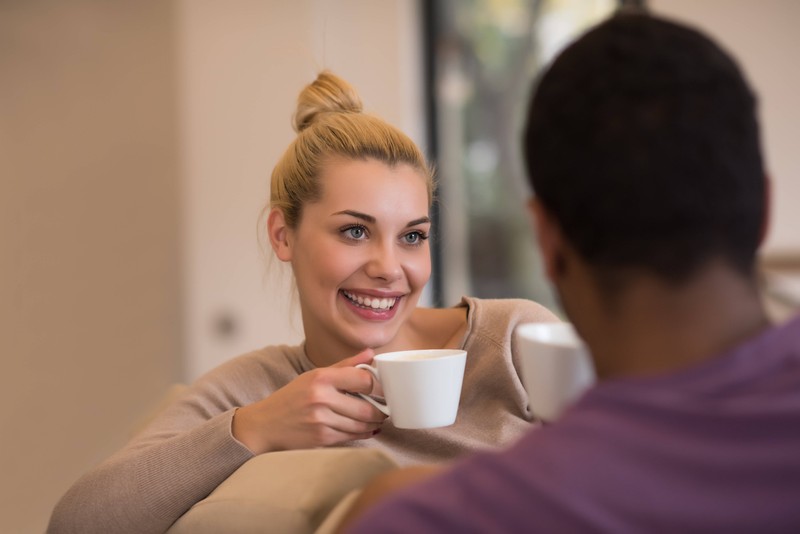 Wenn eine Frau intensiven Augenkontakt nach dir sucht, kann das ein Zeichen dafür sein, dass sie Interesse an dir hat.