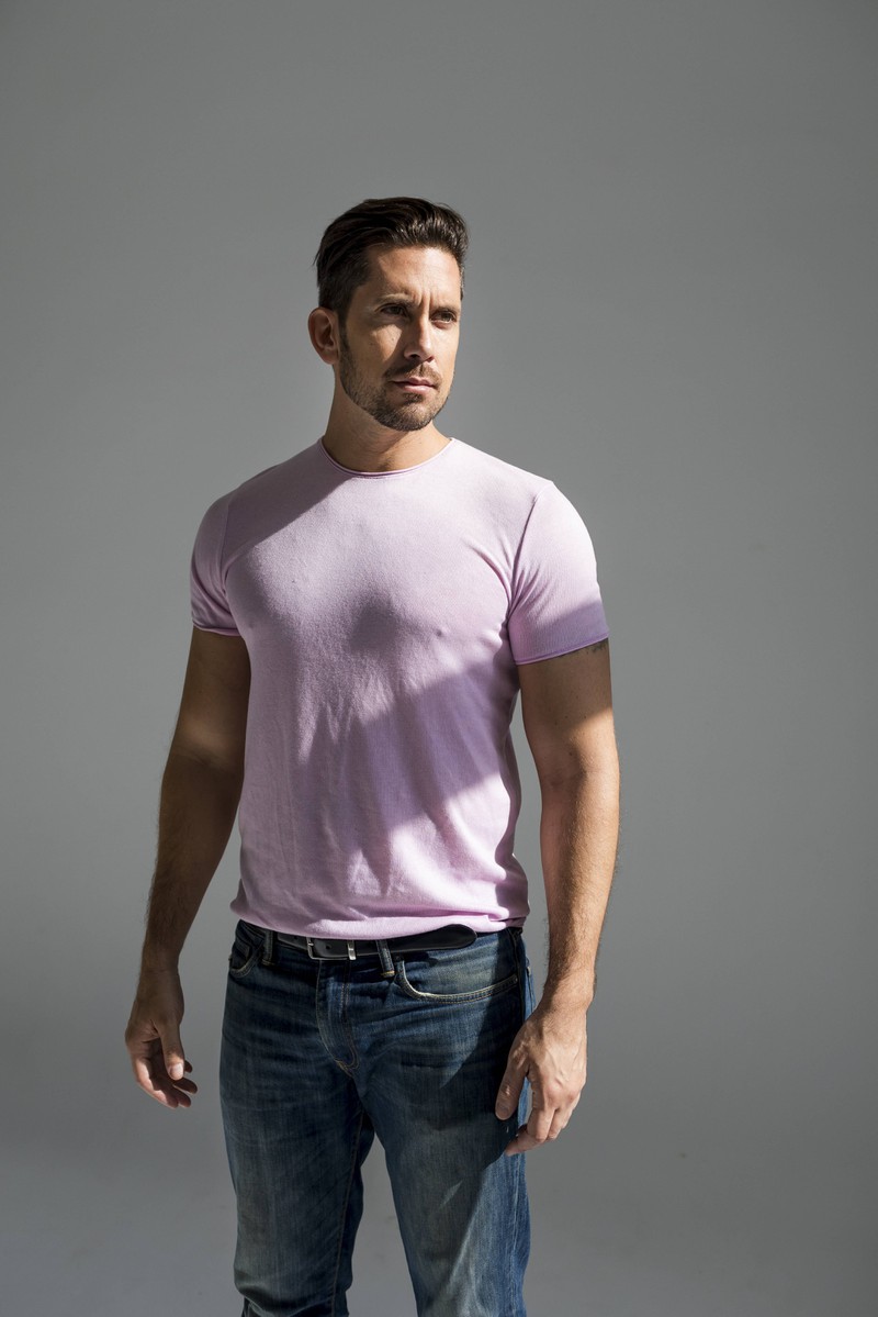 Der Mann trägt das Shirt in der Hose und wirkt durch diesen Style attraktiver
