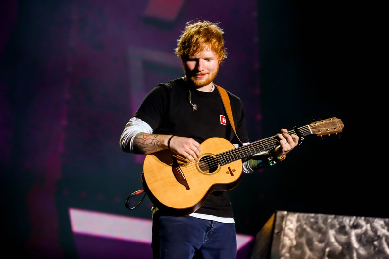 Ed Sheeran trägt als Männertrend die Frisur des Männerponys
