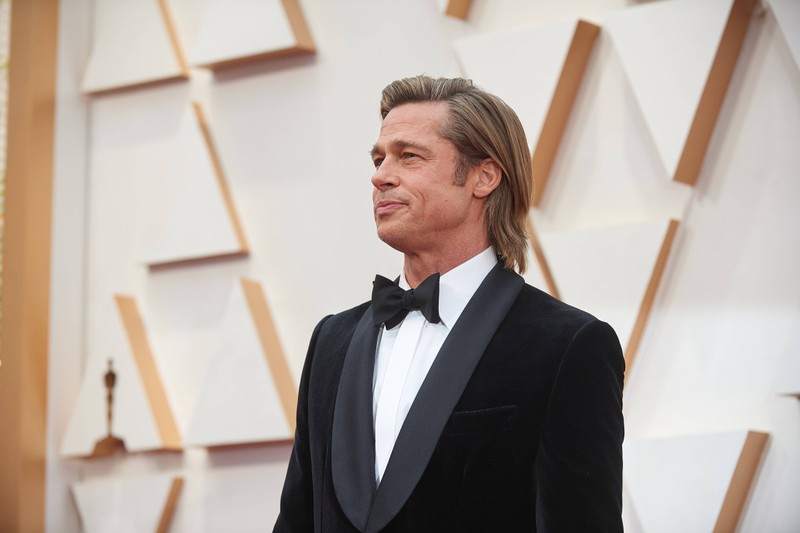 Brad Pitt hat seine Haare wachsen lassen, was eine Trendfrisur ist