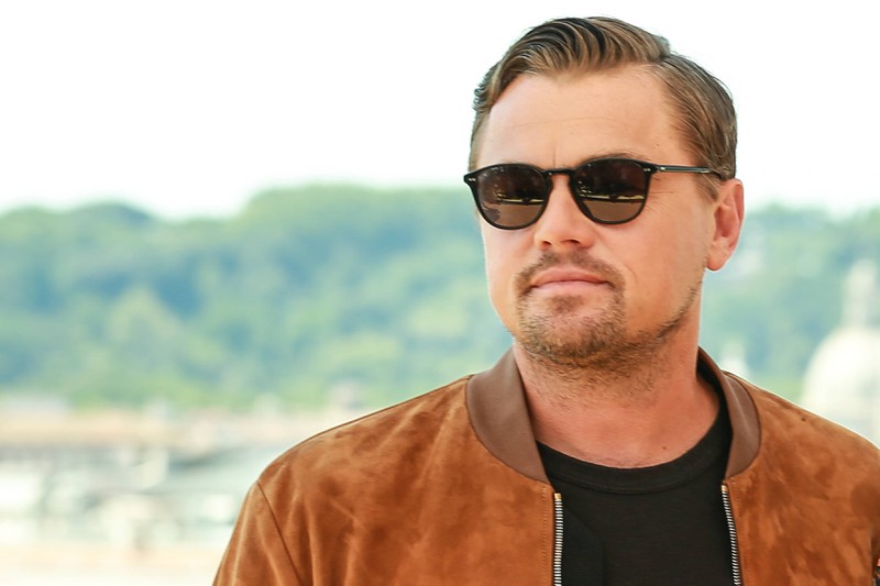 Zu sehen ist Leonardo DiCapro mit einem Look der für Männer im Trend ist