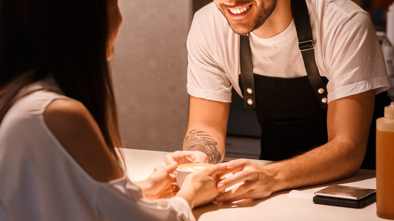 Auch für schüchterne Männer gibt es Möglichkeiten, einer Frau Interesse zu signalisieren.