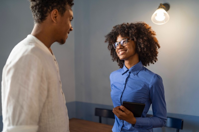Lächeln wirkt sofort positiv auf Frauen.