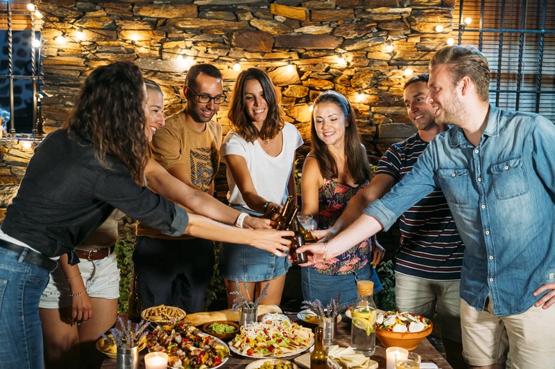 Eine Gruppe Freunde feiert zusammen