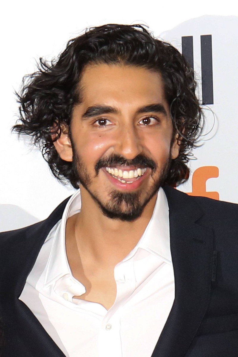 Der britische Schauspieler Dev Patel trägt Schnurrbart
