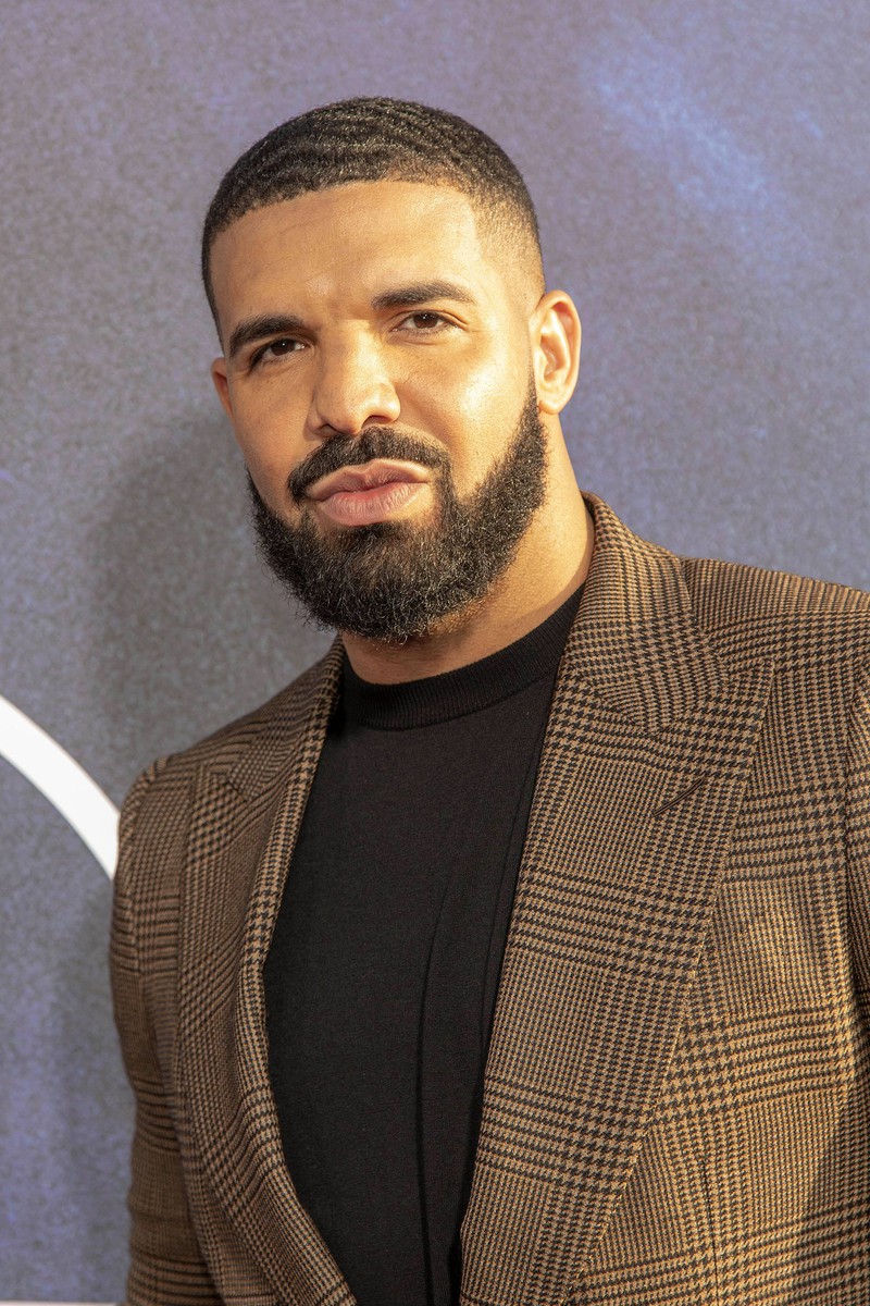 Rapper Drake mit konturiertem Vollbart