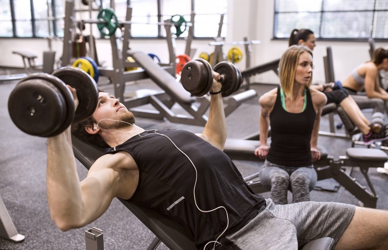 Krafttraining unterstützt die Fettverbrennung, weil Mann auch im Ruhezustand Energie verbraucht.