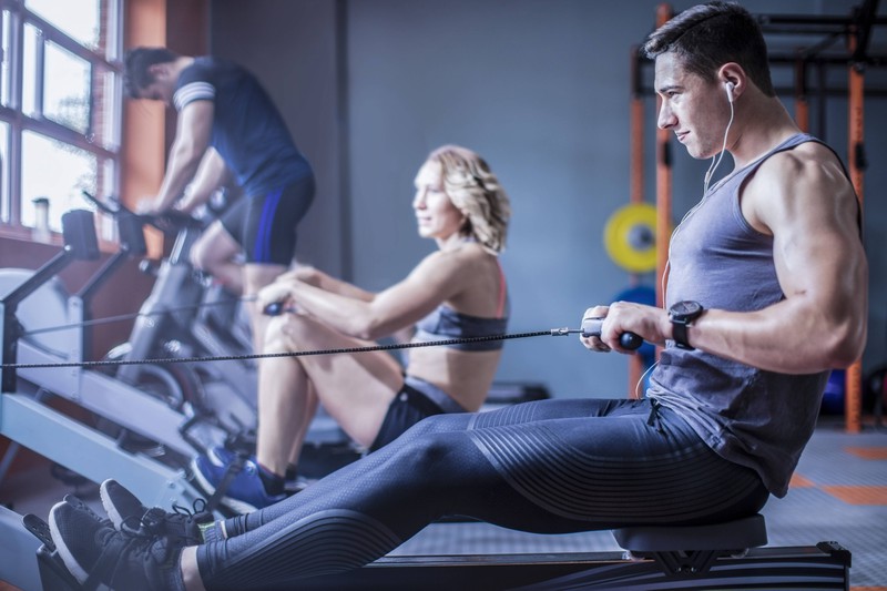Männer, die beim Training zwischen Cardio und Krafttraining wechseln, verbrennen mehr Fett.