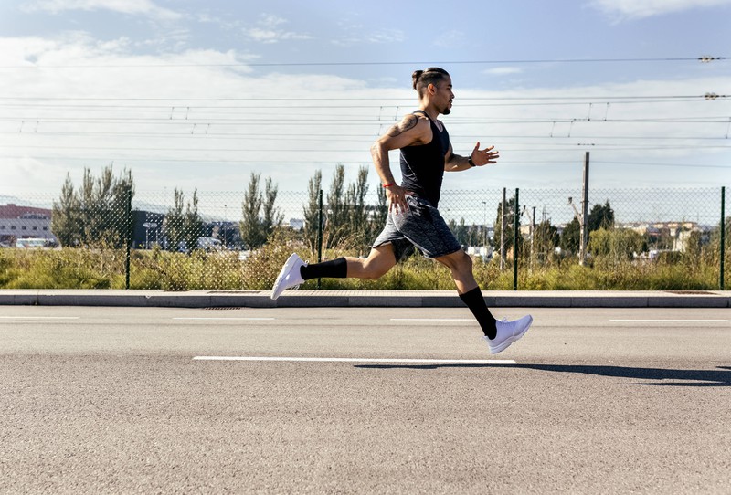 Ausdauertraining wie Joggen kurbelt zusätzlich die Fettverbrennung an.