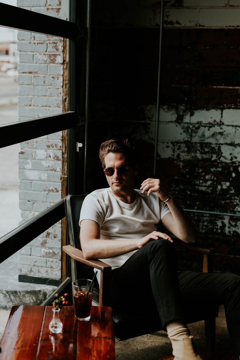 Classic Style: 2020 sind Männer mit welligen Haaren wieder im Trend mit ihrer Frisur.