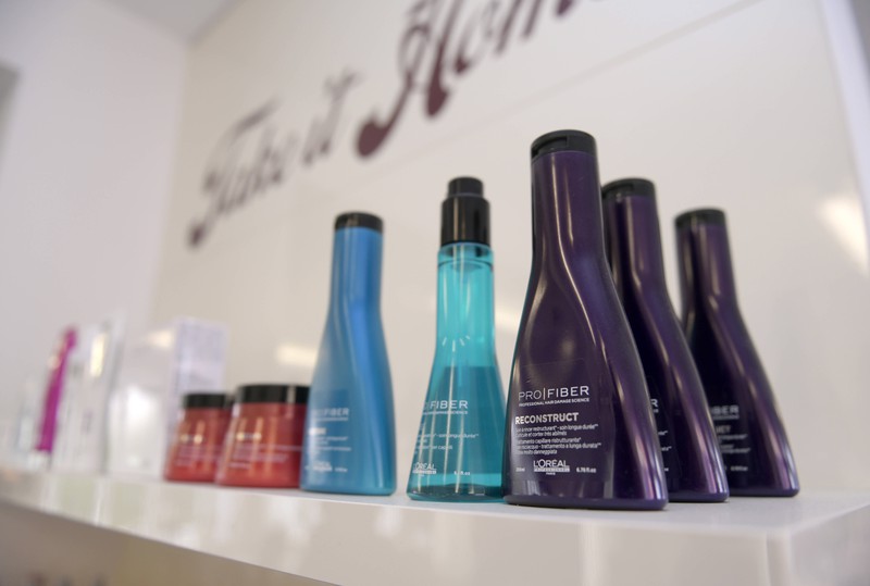 Die Wahl des richtigen Shampoos gehört zu unseren 6 Tipps, damit deine Haare schneller wachsen können